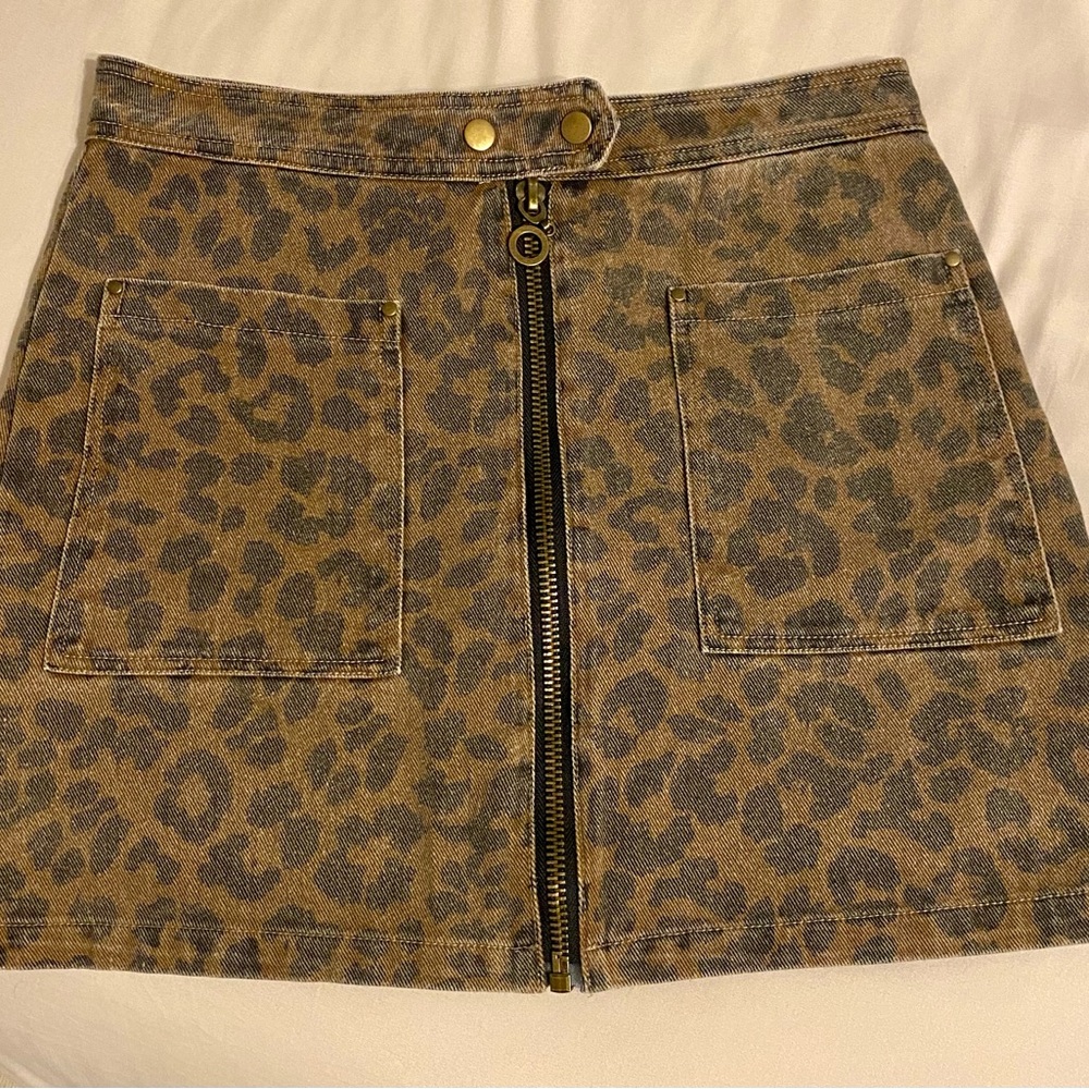 Chic Leopard Print Mini Skirt with Front Zipper